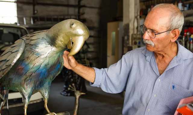Bitritto, la storia dell'82enne Peppino: il "fabbro artista" che crea sculture in ferro battuto 